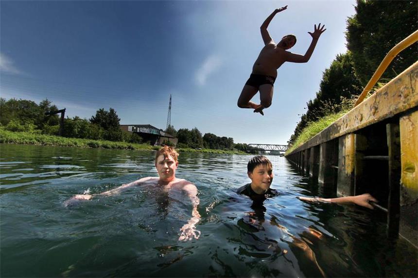 Rauchen, schwimmen, Sex im Freien: So teuer sind kleine Sünden Das Schwimmen im Kanal ist nicht erlaubt - ebenso wenig im Phoenix-See. Doch bei der Ahndung gibt es Unterschiede.