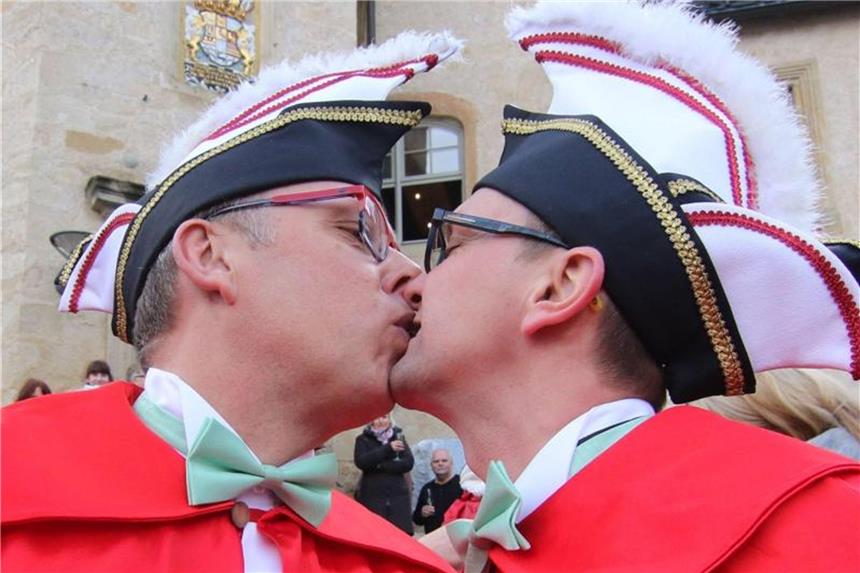 Schwules Prinzenpaar heiratet am 11.11. Das schwule Prinzenpaar Roland I. (l,Roland Vogeley) und Marco I. (Marco Foitzik-Vogeley) nach der Eheschließung im Standesamt Blankenburg (Sachsen-Anhalt). Foto: Matthias Bein
