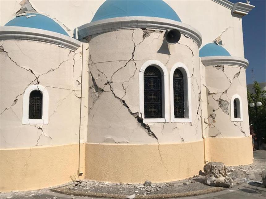 Seebeben vor Kos versetzt Urlauber in Angst Das Seebeben verursachte Risse an der Fassade dieser Kirche auf Kos. Foto: Michael Probst