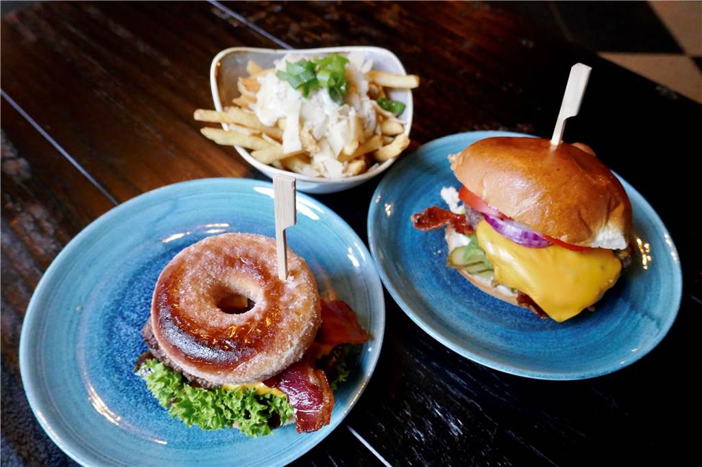 Das sind Dortmunds kreativste Restaurants: Bestenliste von Gastro-Magazin Ein Burger, ein Donut, Pommes in der Basekitchen im Kreuzviertel