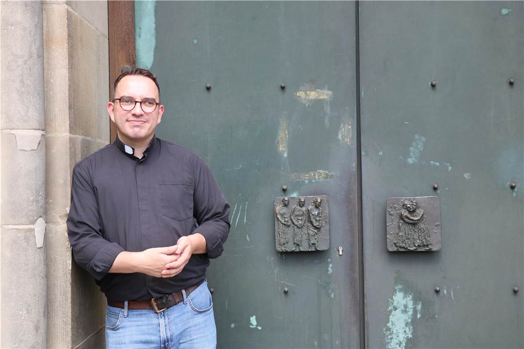St. Johannes im Advent: Der Countdown zum Fest wird abwechslungsreich Pastor Christoph Potowski vor dem Kirchenportal