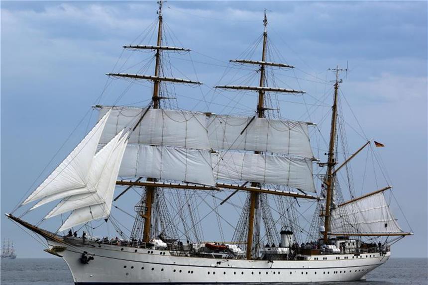 Das Segelschulschiff der Deutschen Marine, die „Gorch Fock“, bei der traditionellen Geschwaderfahrt der Hanse Sail auf der Ostsee vor Rostock-Warnemünde. Foto: Bernd Wüstneck
