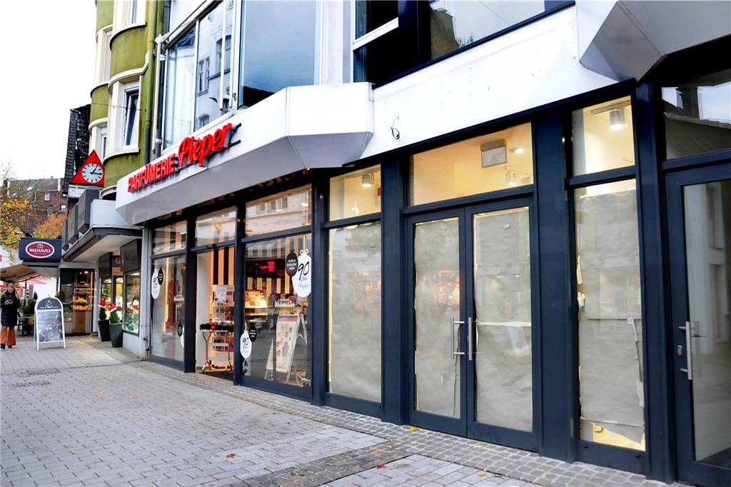 Bekanntes Geschäft kommt zurück: Lücke in Hüsingstraße schließt sich Das seit längerer Zeit leerstsehende Ladenlokal in der Hüsingstraße, in dem früher ein Vodafone-Shop ansässig war, wird für ein neues Geschäft renoviert.