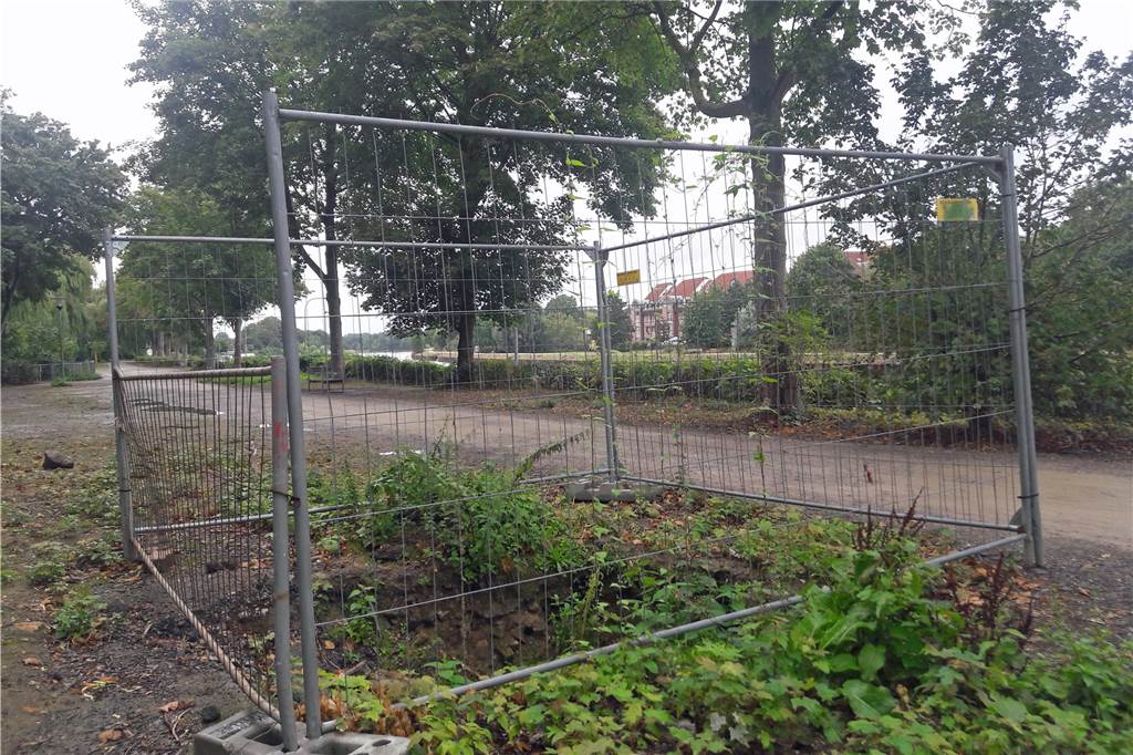 Kanaluferweg in Dorsten „ist eher ein Trümmerfeld als eine Vorzeigepromenade“ Das seit Langem eingezäunte Loch am Wegesrand - hier hat eine Wege-Laterne, die irreparabel beschädigt wurde, gestanden.