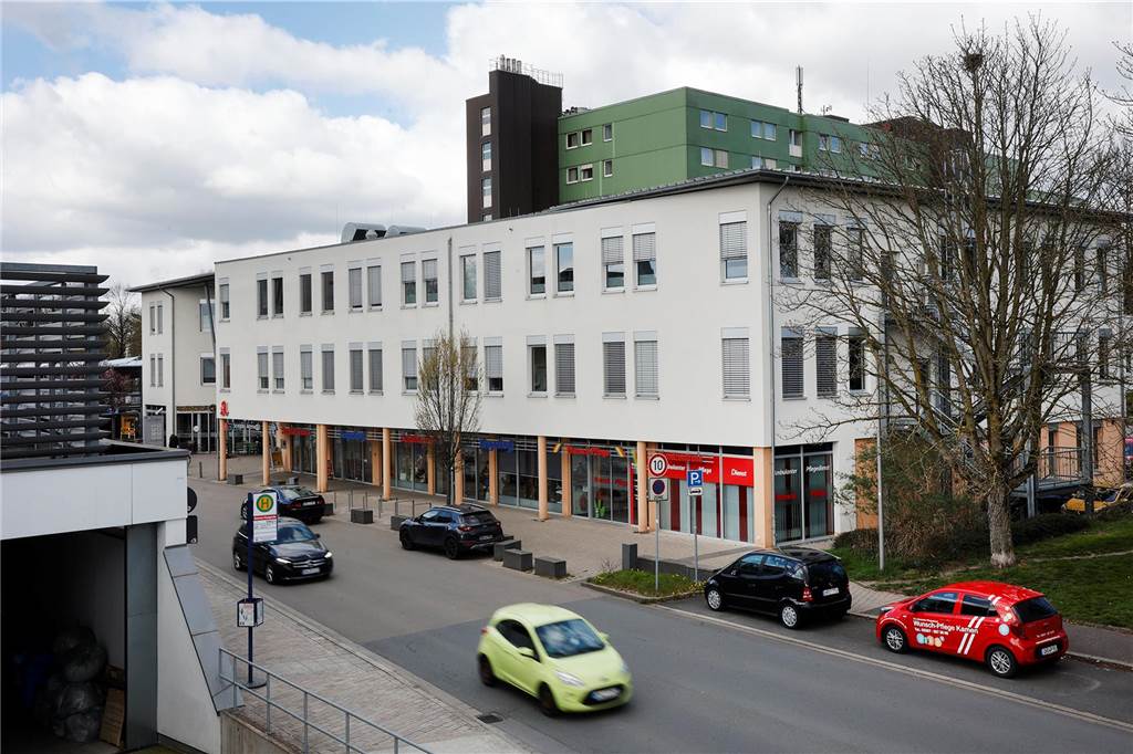 Ärztehaus steht vor Verkauf: UKBS bietet Severinshaus mit Parkhaus an Das Severinshaus an der Nordenmauer vor dem Krankenhaus im Hintergrund.