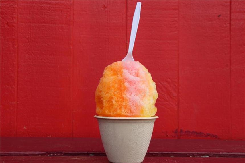 Neue Foodtrends aus Hawaii Das Shave Ice, Eisraspeln mit Sirup, gibt es in zahlreichen Geschmacksrichtungen. Foto: Christina Horsten