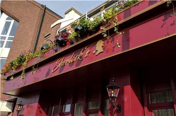 Das Sherlock´s liegt direkt an der Coesfelder Straße und neben dem Pub "The Unbrexit".