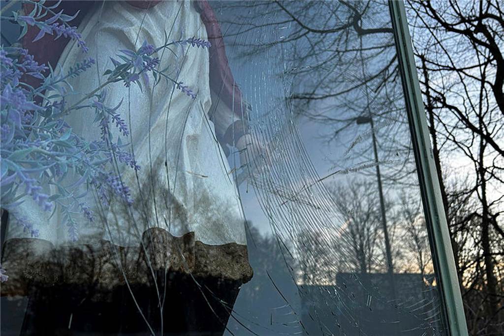 Vandalismus an Denkmal in Werne: Glas an Nepomuk-Statue beschädigt Gesprungene Scheibe an der Nepomuk-Statue