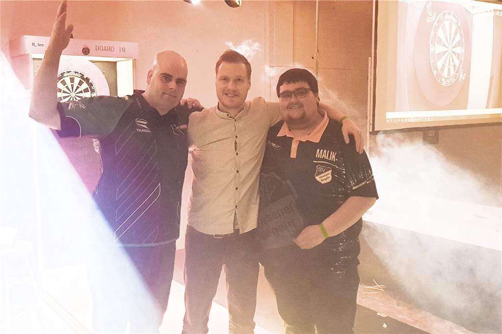 Mit vielen Fotos: Beim Darts-Turnier in Südlohn wurde außerdem kräftig gefeiert Das Siegerfoto: Siegeralik "Bulldozer" Wunderlich (rechts) und zweiter Christian "Voltage" Rodomsky (links) bei der Siegerehrung.