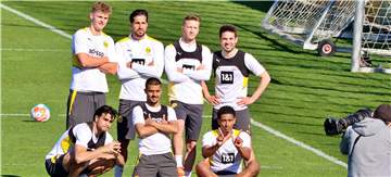 Das Siegerteam des BVB-Trainings am Dienstag: Tom Rothe, Emre Can, Marco Reus, Raphael Guerreiro, Felix Passlack (hinten) sowie Reinier, Lion Semic und Jude Bellingham.