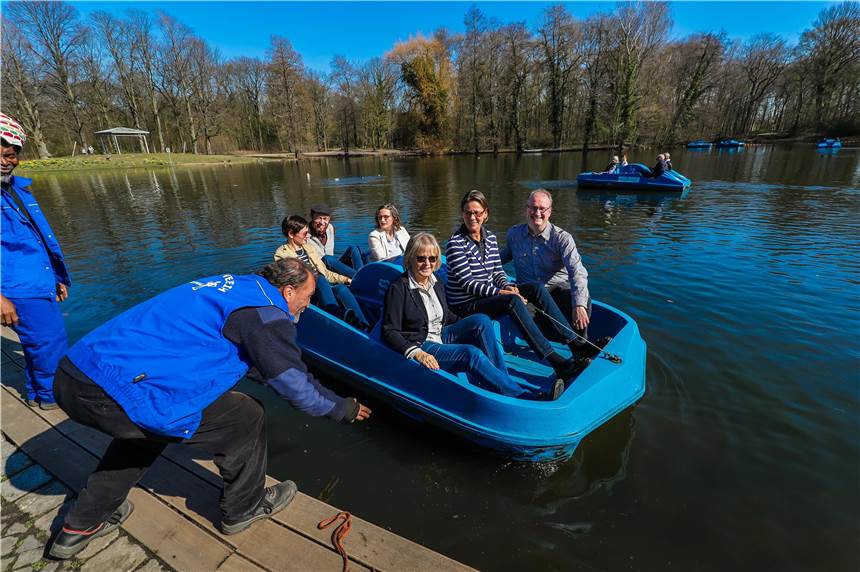 Am Teich im Fredenbaumpark heißt es wieder: Leinen los Das Signal aus Politik und Diakonie lautet: Leinen Los im Fredenbaumpark. Der Bootsverleih hat wieder geöffnet.