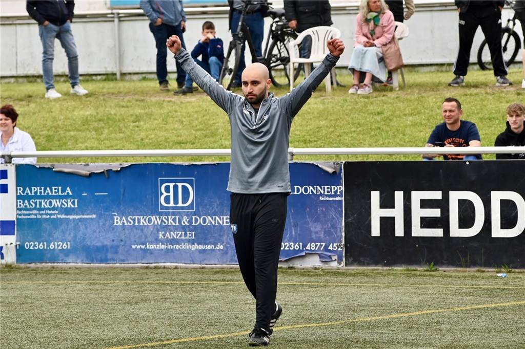 Das Signal zum Jubeln für die Mannschaft: Deniz Bozoglu hat gerade erfahren, dass Sprockhövel verloren hat und der TuS Haltern am See damit die Klasse hält.