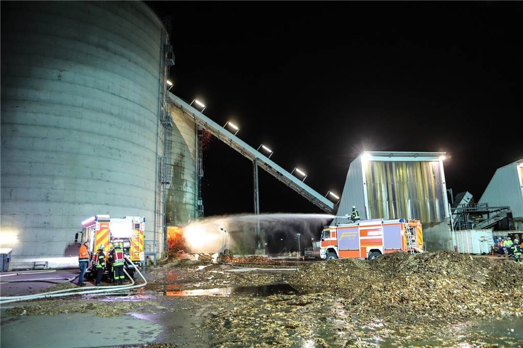 Silo in Hagen brennt: Rauch bis Dortmund und Schwerte - Einsatzdauer nicht absehbar Das Silo eines Kraftwerks hat Feuer gefangen, die Feuerwehr ist mit Löscharbeiten beschäftigt.