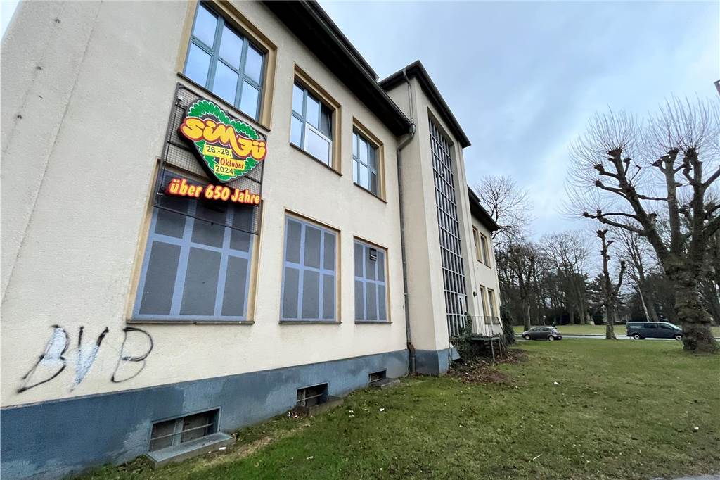 Wie geht’s weiter mit der alten Steintorschule? Das Sim-Jü-Logo an der Fassade sticht jedem Autofahrer auf der B54 ins Auge.