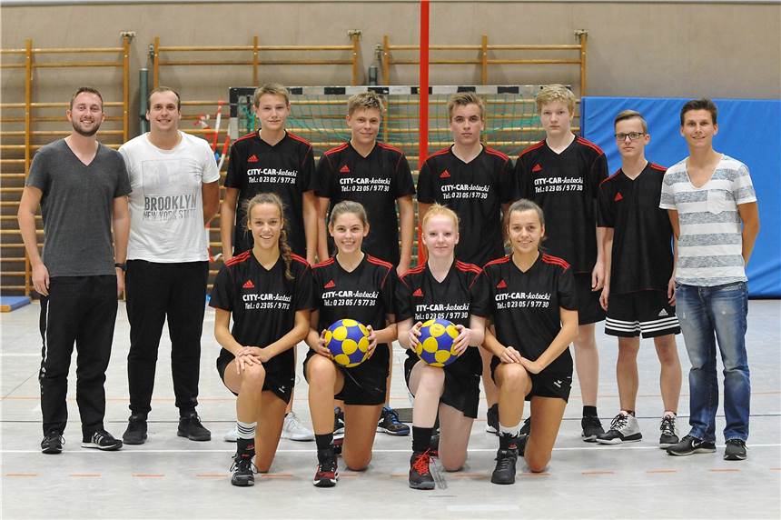 Der Nachwuchs des HKC Albatros ist für höhere Aufgaben berufen Das sind die B-Jugend-Korfballer des HKC Albatros: (hinten, v.l.) die Trainer Lucas Frohnhöfer und David Menzel sowie Felix Hartmann (Spieler der C-Jugend), Louis Pawelczyk, Fabian Holl, David Böker, Niklas Wilms und Trainer Jan Rzisnik. Die Mädchen im Team sind (vorne, v.l.) Madeline Gust, Maja Enders, Anja Redel und Michelle Gust. Auf dem Bild fehlen Julia Wenzelewski und Trainer Ron Menzel.