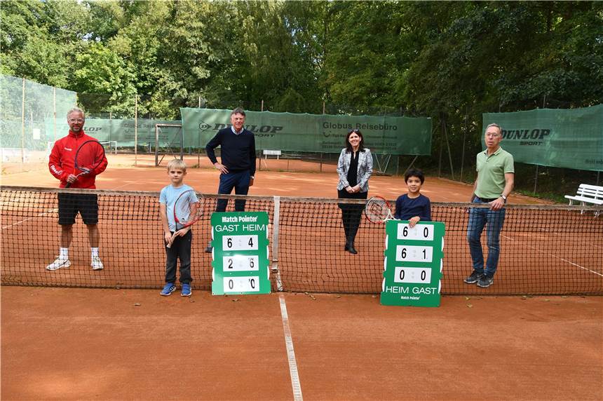 Sportpauschale: TG Westhofen erhält Anzeigetafeln Das sind die beiden Anzeigetafeln, die aus den Mitteln der Sportpauschale angeschafft werden konnten. Das Bild zeigt (v.l.) Trainer Frank Tingelhoff, Abteilungsleiter Heiner Möller, Gabriele Stange und Peter Schubert.