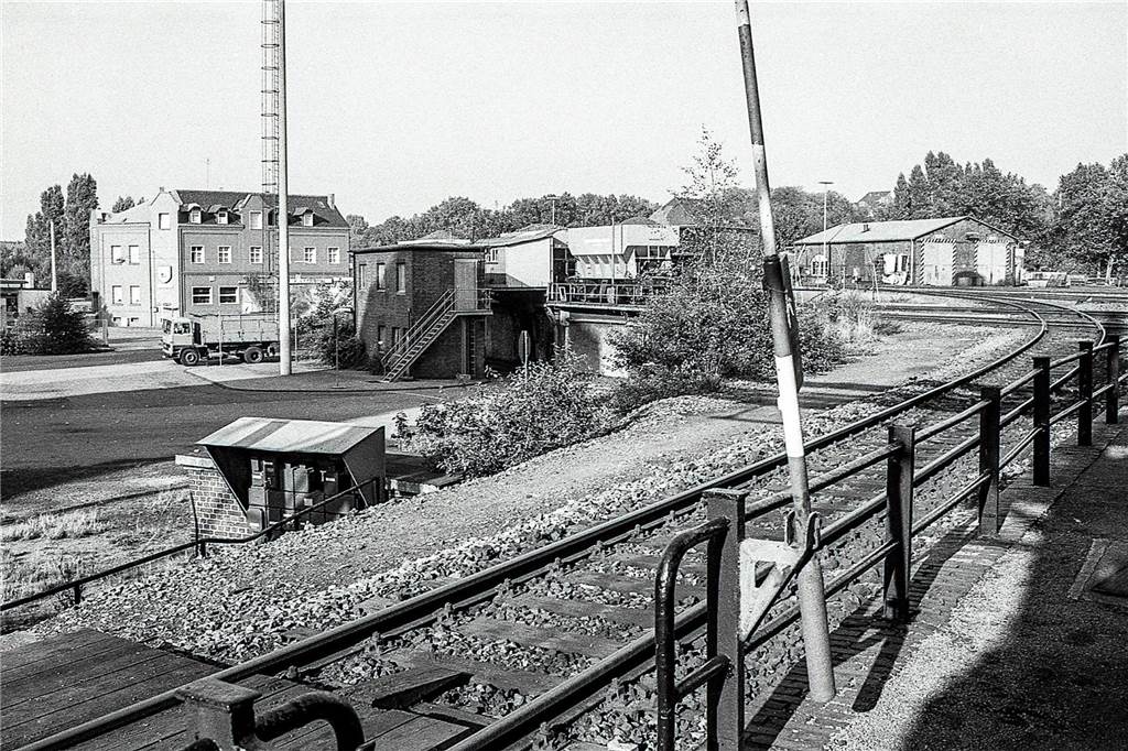 Das sind die Bilder, die Johannes Hünnemeyer und Helmut Orwat noch im Bestand des Künstlers gefunden haben. Mit diesen Motiven können sich Menschen eine Tapete anfertigen lassen.