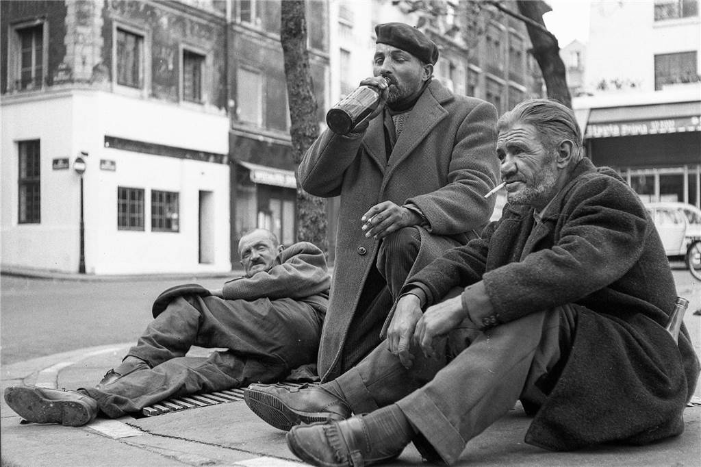 Das sind die Bilder, die Johannes Hünnemeyer und Helmut Orwat noch im Bestand des Künstlers gefunden haben. Mit diesen Motiven können sich Menschen eine Tapete anfertigen lassen.