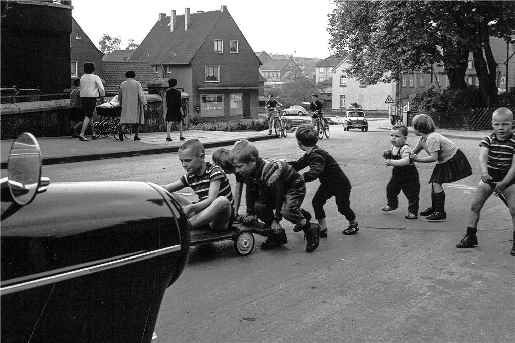 Das sind die Bilder, die Johannes Hünnemeyer und Helmut Orwat noch im Bestand des Künstlers gefunden haben. Mit diesen Motiven können sich Menschen eine Tapete anfertigen lassen.