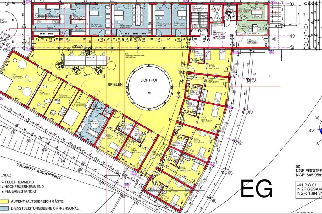 Das sind die detaillierten Architektenpläne für das Erdgeschoss. Hier sind zu den sechs Zimmern für Kinder am rechten Bildrand im Kinderbereich (gelb) noch zwei weitere Kinderzimmer hinzugekommen. Der Lichthof lässt viel Tageslicht in die Räume.