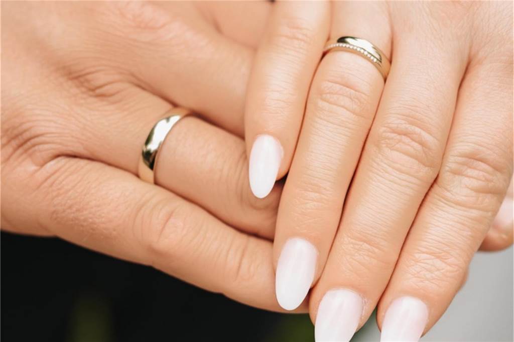 Tag des Ringfingers: Schwerterinnen und Schwerter zeigen ihre Eheringe Eheringe