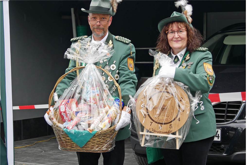 Das sind die Präsente für den Vorsitzenden Markus Klenner, der eine besondere Ehrung erfuhr.