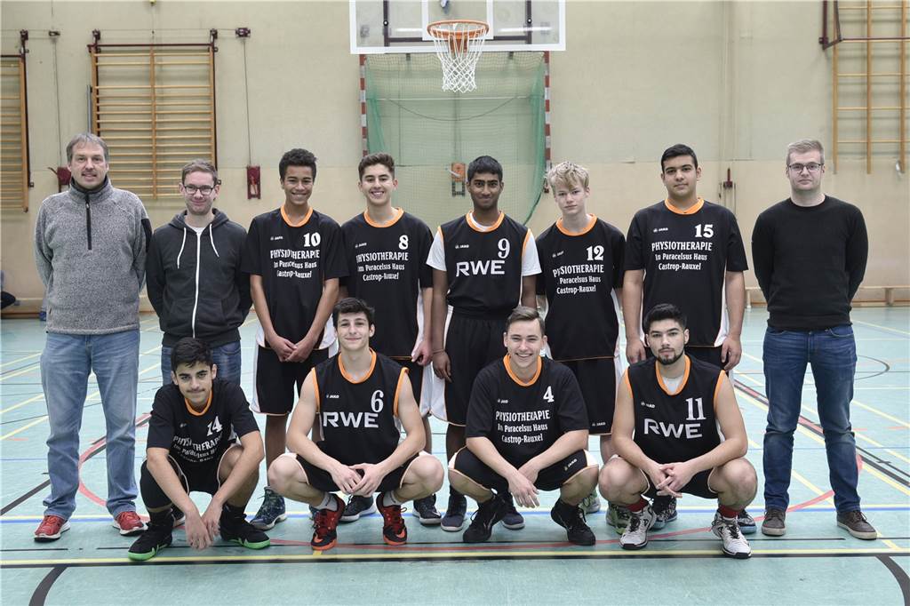 Der Unterbau des Castroper BC kämpft mit widrigen Umständen Das sind die U18-Basketballer des Castroper BC: (hinten, v.l.) Trainer Michael Heinz, Fabian Karphoff, Issah Ali, Youness Boushah, Saki Sriskandaruban, Nils Kraus, Achim Geri und Trainer Felix Sobottka sowie (vorne, v.l.) Etienne Klein, Daniel Kostyukovskyy, Moritz Rohmann und Ioannis Bountolas.
