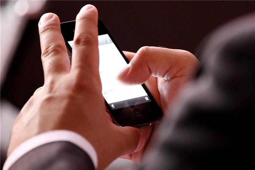 Digitale Enthaltsamkeit fällt vielen schwer Das Smartphone einmal für mehrere Stunden aus der Hand zu legen - das schafft nicht jeder. Foto: Oliver Berg/dpa