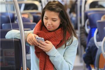 Das Smartphone ist heute fast immer und überall mit dabei, egal ob daheim oder unterwegs. Foto: Peter Gercke