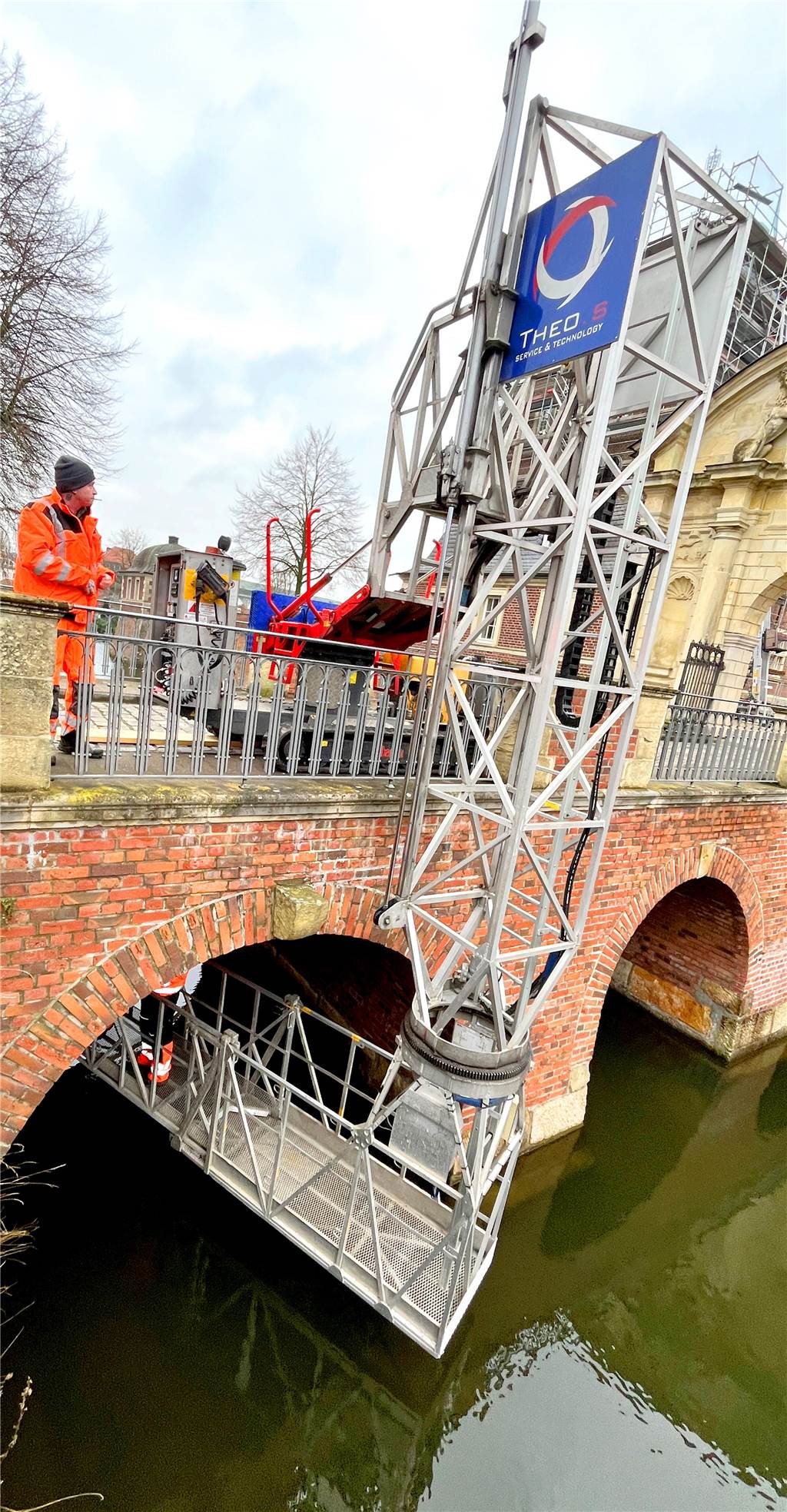 Ingenieure untersuchen Schlossbrücke mit Hammerschlägen Brückenuntersichtgerät auf der Brücke zum Ahauser Schloss