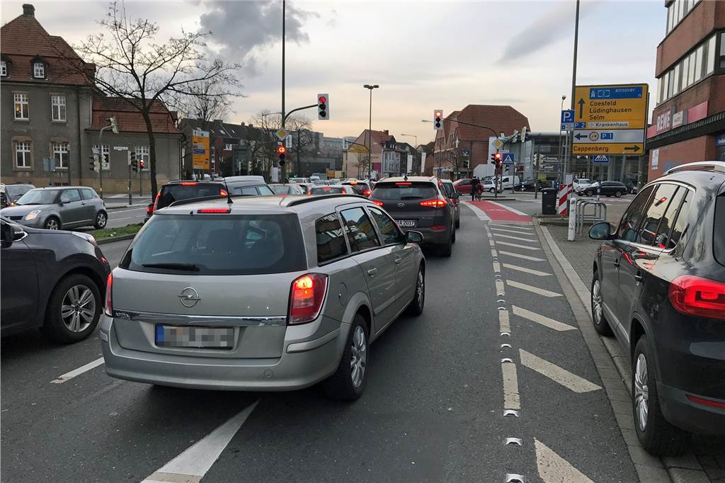Verteilungskampf im Lüner Straßenverkehr Das sogenannte „freie Rechtsabbiegen“ ohne Ampelregelung, wie es zum Beispiel von der Kurt-Schumacher-Straße in die Cappenberger Straße möglich ist, halten ADFC und Stadt für eine Unfallursache.