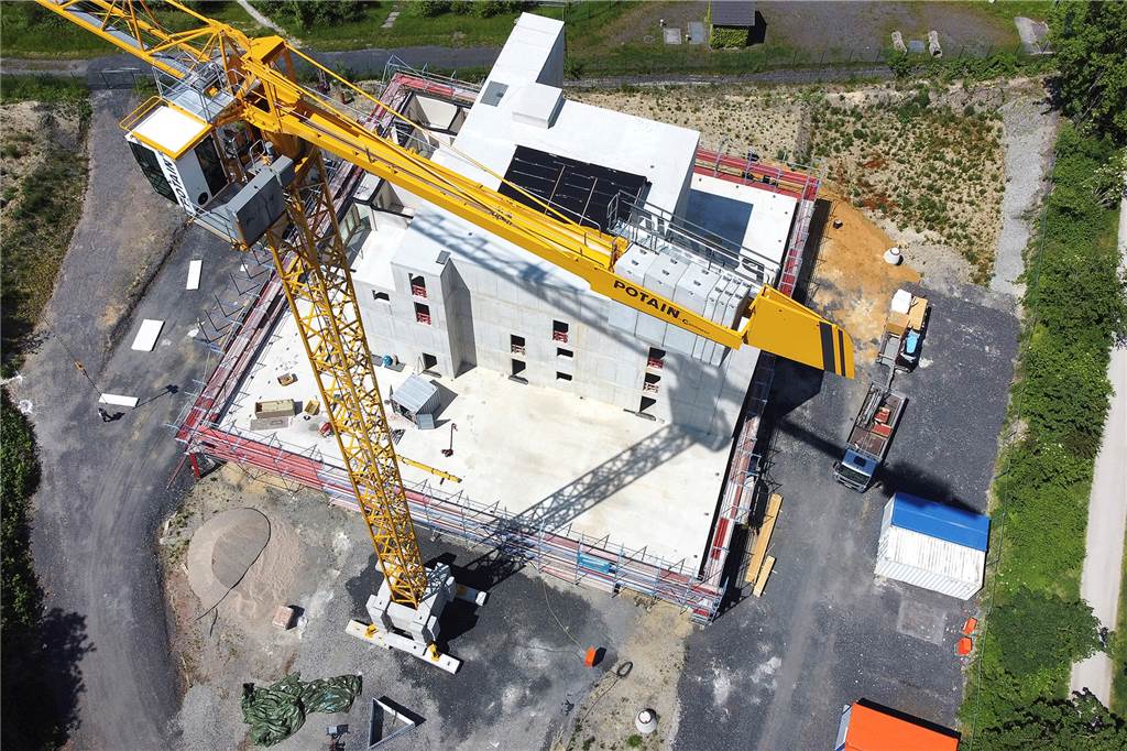 Heizen mit Eis? Neue Erfindung macht die zweite Miete überflüssig Das Solarhaus besteht aus einem Betonkern für Treppenhaus und Innenhof, um den Wohnungen aus Holzgebaut werden. Oben rechts wird der Eisspeicher in den Boden gelegt.
