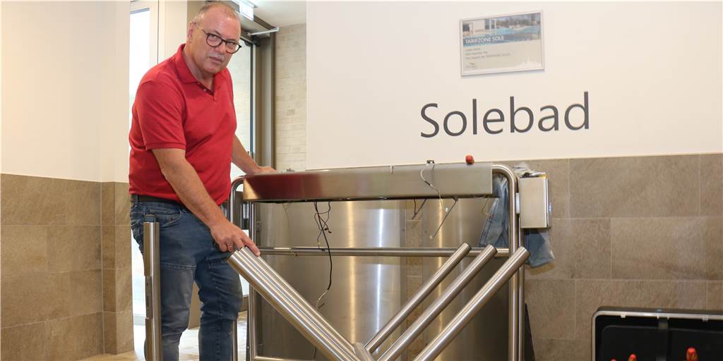 Solebad Werne: Erhöhung der Eintrittspreise und lange Schließung stehen bevor Solebad-Leiter Jürgen Thöne an einem defekten Drehkreuz.