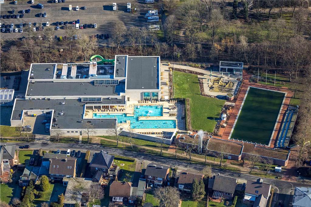 Solebad: Öffnungszeiten, Preise, Sauna - was Besucher wissen müssen Das Solebad Werne aus der Vogelperspektive. Im Außenbereich befinden sich das Freibad (rechts) und das Solebecken mit seinen drei Bereichen. Am oberen Rand des Gebäudes erkennt man einen Teil der 80 Meter langen Rutsche, die ins Familienbad führt.