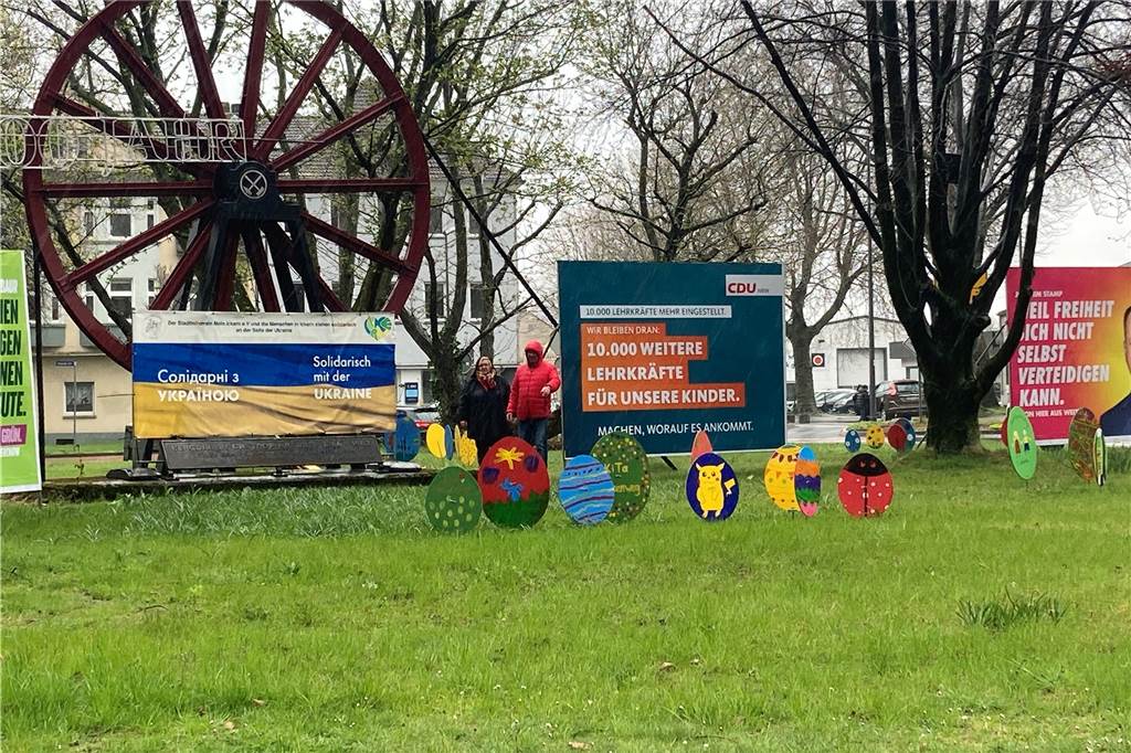 Vier Parteien pflastern den Engelsburgplatz mit Wahl-Großplakaten zu Das Solidaritäts-Plakat und die frisch aufgestellte Osterdeko des Ickerner Stadtteilvereins gehen auf dem Ickerner Knoten zwischen mindestens 5 Großplakatwänden zur Landtagswahl unter.