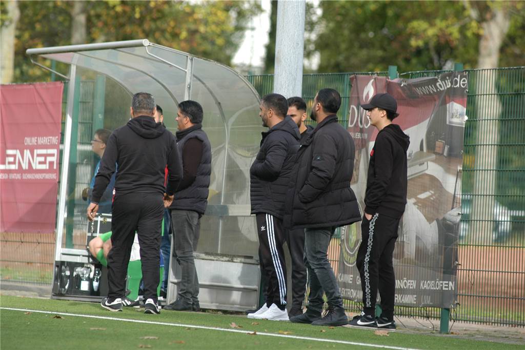 So blicken die Vereine auf die Maßnahmen im Fußballkreis Das soll es ab dem kommenden Wochenende nicht mehr geben: Auf der Jule-Ludorf-Sportanlage vor dem Stimberg-Stadion in Oer-Erkenschwick verfolgen Kicker "in zivil" und Anhänger des FC Recklinghausen III das Spiel.