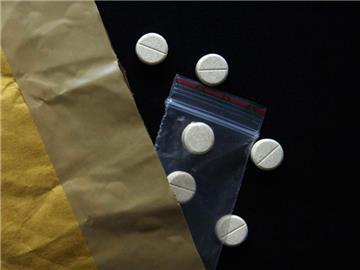 Das sollte stutzig machen: Kommen Medikamente per Post nicht in der Originalverpackung, könnten sie gefälscht sein. Foto: ABDA