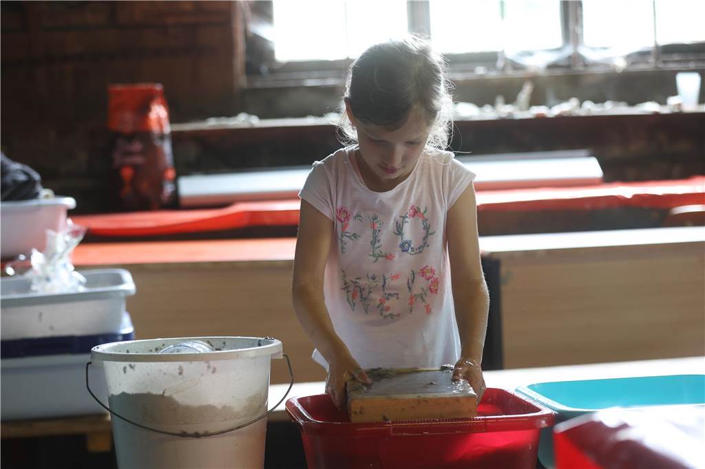 Das Sommerfest der Waldschule Cappenberg stand ganz im Zeichen einer Olympiade mit Geschicklichkeitsaufgaben mit wiederverwerteten Materialien.