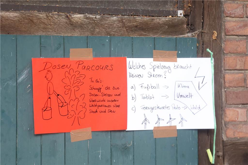 Das Sommerfest der Waldschule Cappenberg stand ganz im Zeichen einer Olympiade mit Geschicklichkeitsaufgaben mit wiederverwerteten Materialien.