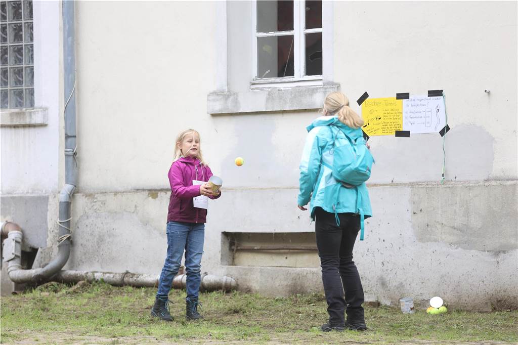 Das Sommerfest der Waldschule Cappenberg stand ganz im Zeichen einer Olympiade mit Geschicklichkeitsaufgaben mit wiederverwerteten Materialien.