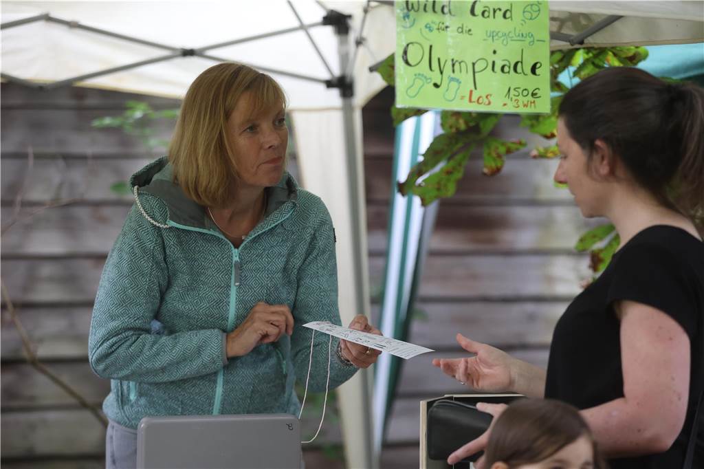 Das Sommerfest der Waldschule Cappenberg stand ganz im Zeichen einer Olympiade mit Geschicklichkeitsaufgaben mit wiederverwerteten Materialien.