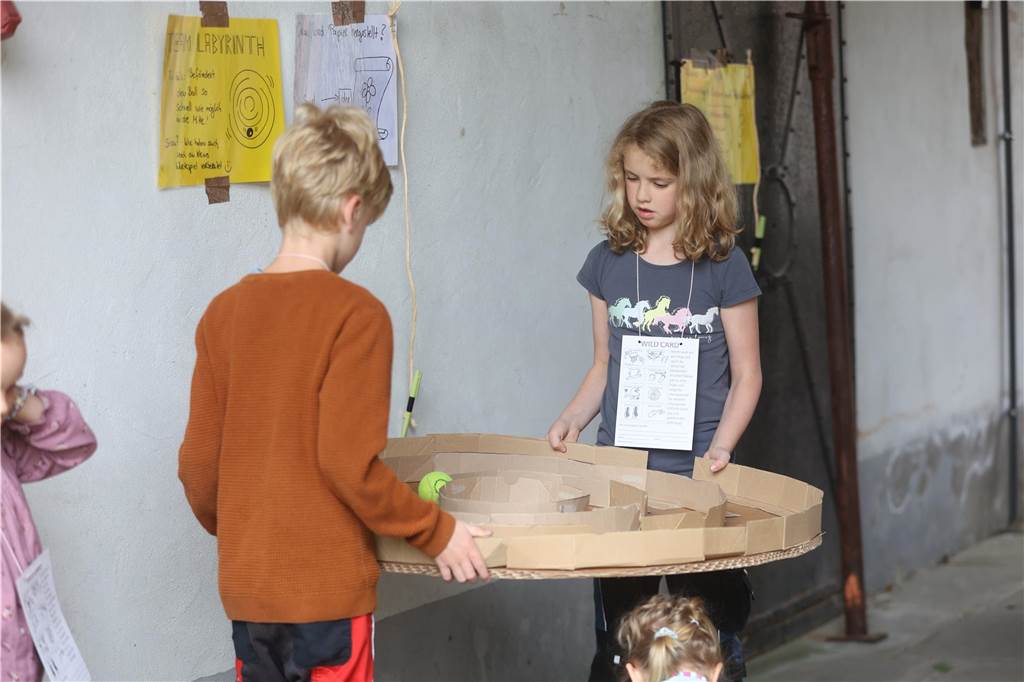 Das Sommerfest der Waldschule Cappenberg stand ganz im Zeichen einer Olympiade mit Geschicklichkeitsaufgaben mit wiederverwerteten Materialien.
