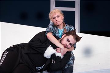 Das sorgt für Lacher: Marta (Janna Lena Koch) hat Kater Mo (Sandro Sutalo) im Arm.