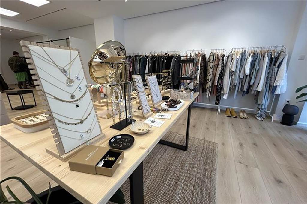 Das Sortiment des Concept-Stores am Markt wird stetig erweitert und reicht von Deko-Artikeln bis zu Second-Hand-Mode.