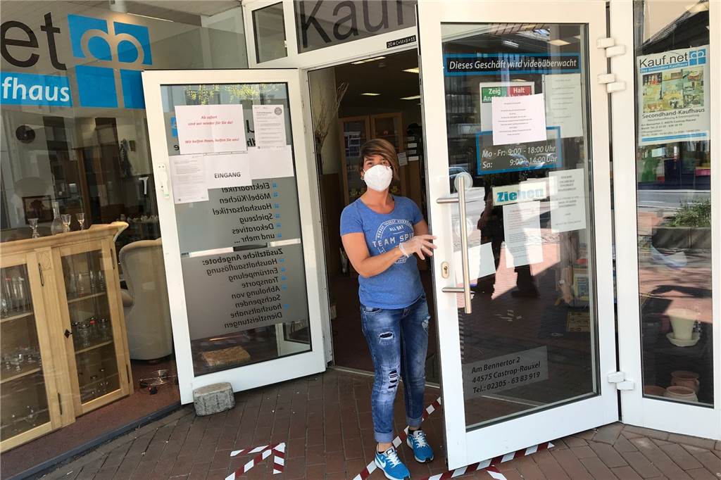 Das Sozialkaufhaus der Diakonie am Bennetor durfte am Montag auch seine Türen öffnen. Die Mitarbeiter sind mit Masken und Handschuhen für die Kunden gerüstet.