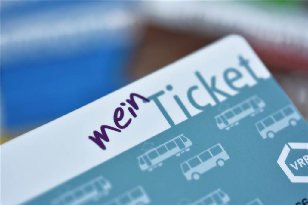 Dortmund bringt neues Sozialticket heraus: Für 29 Euro in Bus und Bahn Das Sozialticket ("Mein Ticket") soll ab August 29 Euro pro Monat kosten - sofern die Stadt mitspielt.