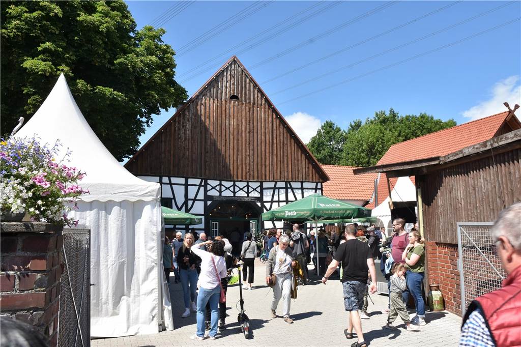 Drei Tage rund um den Spargel – Großes Fest auf Hof Menken Das Spargelfest 2022 war gut besucht. Für 2024 erwartet Jan Menken wieder viele Gäste auf seinem Hof in Castrop-Rauxel.