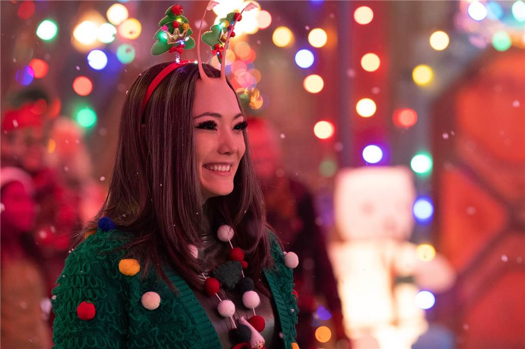Unsere Streaming-Tipps zu Weihnachten: Von turbulent bis romantisch Die außerirdische Mantis hat sich weihnachtlich gekleidet.