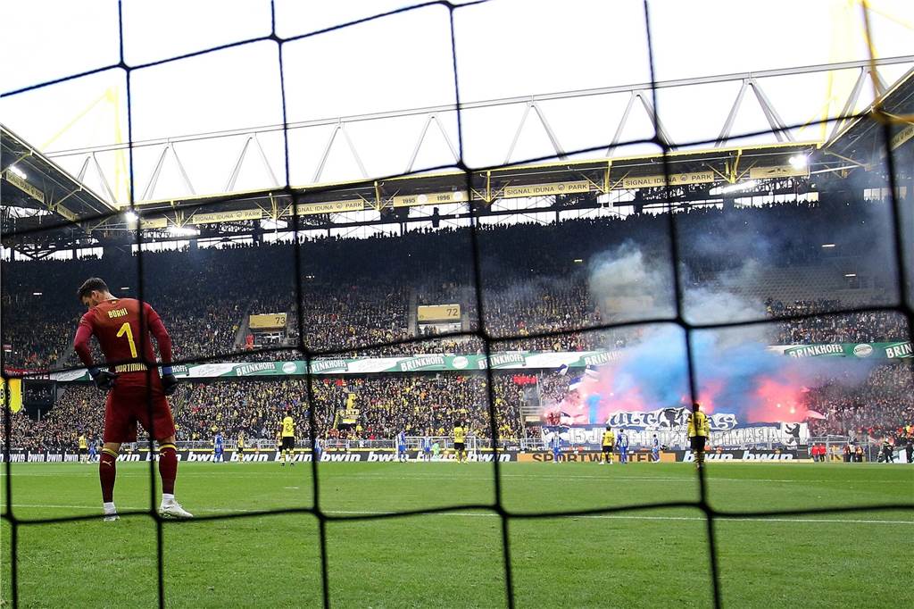 Polizei bewertet Einsatz als erfolgreich - Kritik von mehreren Seiten Das Spiel des BVB gegen Hertha BSC konnte nur mit Verzögerung angepfiffen werden.