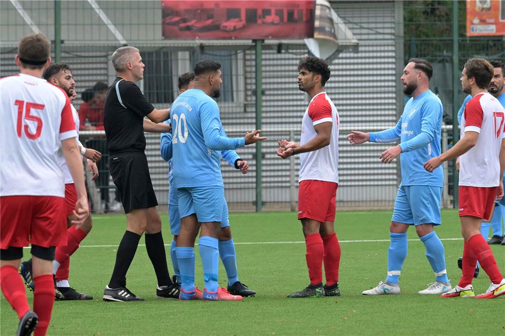 Intensives Lokalduell endet Remis: BV Lünen gegen SG Gahmen II knapp halbe Stunde in Überzahl Das Spiel hatte einige hitzige Zweikämpfe und Diskussionen zu bieten.